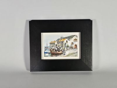une photo d'une photo représentant un bateau sur un plan d'eau