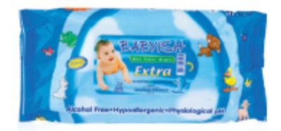 un gros plan d'un paquet de lingettes pour bébé sur fond blanc