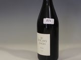 une bouteille de vin posée sur une table