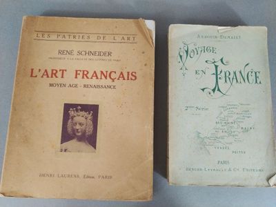 deux livres posés l'un à côté de l'autre sur une table