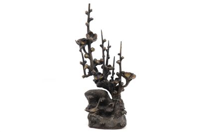 une statue représentant un arbre avec des branches et des fleurs