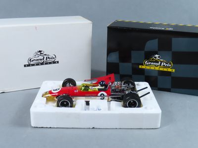 une petite maquette de voiture de course dans une boîte