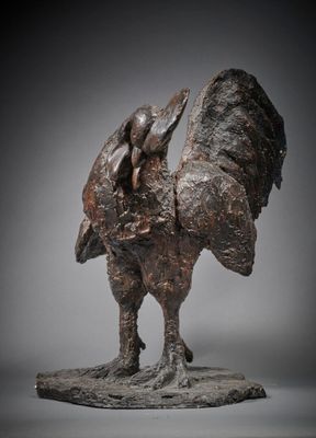 sculpture en bronze représentant un oiseau posé sur un rocher, sur fond gris