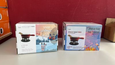 deux boîtes posées l'une à côté de l'autre sur une table