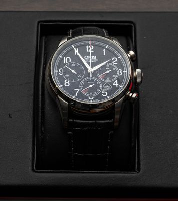 une montre noire dans un coffret noir posé sur une table
