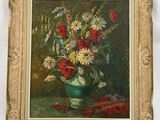 tableau représentant un vase de fleurs posé sur une table recouverte d'une nappe rouge