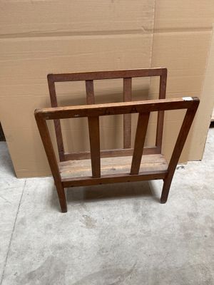 une chaise en bois posée devant un carton