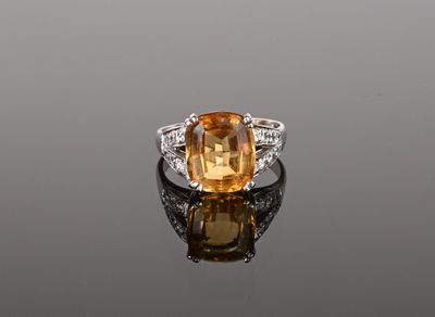 une bague ovale sertie d'une citrine et de diamants