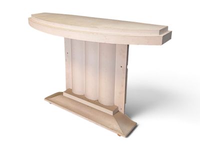 une image représentant une table en bois au plateau incurvé, sur fond blanc
