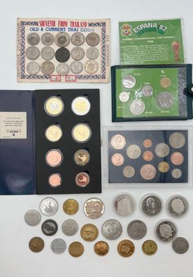 un lot de pièces de monnaie posées sur une table