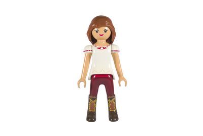 poupée aux cheveux bruns et portant un pantalon rouge, sur fond blanc
