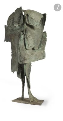 statue d'un homme portant un chapeau sur la tête