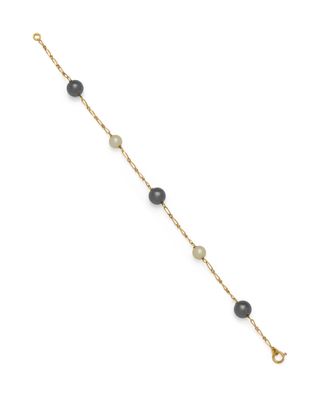 un bracelet en perles noires et blanches avec une chaîne dorée