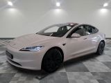 La Tesla Model S est présentée dans une salle blanche immaculée