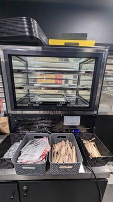 une vitrine remplie de nourriture