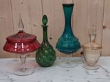 trois vases en verre de couleurs différentes posés sur une table
