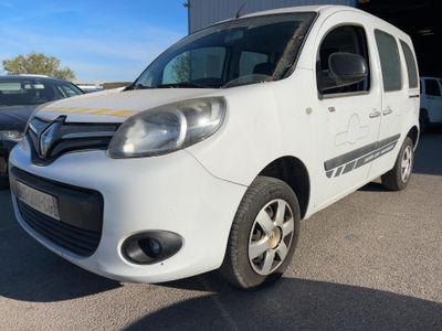 la petite camionnette blanche est garée dans le parking