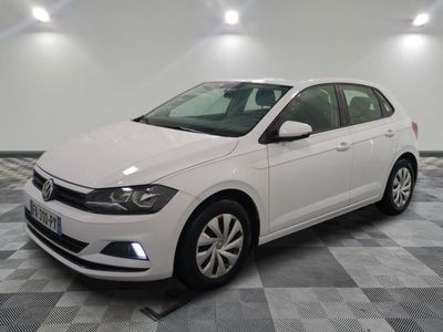 la volkswagen polo blanche est garée sur un carrelage à carreaux