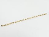 un bracelet en chaîne d'or orné d'un seul diamant