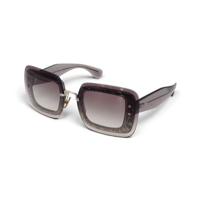 lunettes de soleil sur fond blanc, avec une monture noire et des verres marron