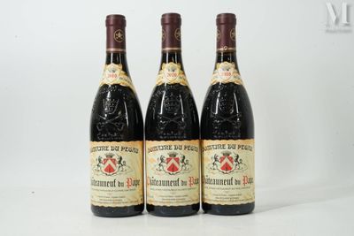 trois bouteilles de vin posées sur une table blanche