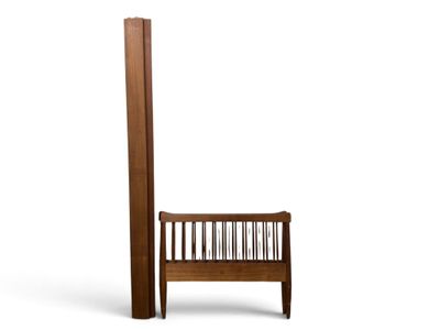 une photo d'un lit en bois avec une tête de lit en bois