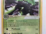 gros plan d'une carte pokemon sur une surface blanche