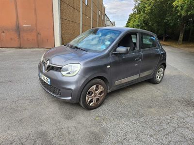 La petite voiture est garée sur le bord de la route.