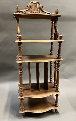 une vieille étagère en bois comportant trois tablettes