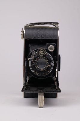 une vieille photo d'un vieil appareil photo sur fond blanc