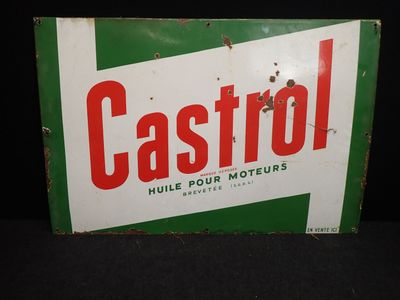 une vieille enseigne Castrol est affichée sur un fond noir