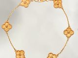 gros plan d'un bracelet en or sur fond blanc