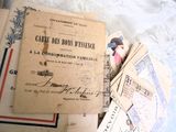 une pile de vieux journaux français sur un lit