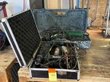 une boîte à outils contenant des outils, posée sur un établi