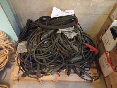 un tas de fils et de câbles posés sur une palette dans une pièce