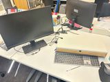 un bureau sur lequel sont posés deux ordinateurs et un ordinateur portable