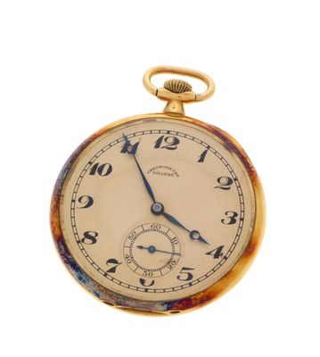 gros plan d'une montre de poche sur fond blanc