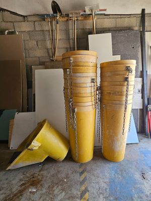 trois vases jaunes posés par terre dans un garage
