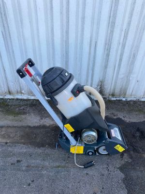 a machine that is sitting on the ground next to a building