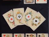 tout un tas de cartes à jouer posées sur une table
