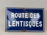 un panneau de signalisation bleu et blanc accroché à un mur blanc dans une pièce