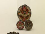 une photo d'un collier et d'une paire de boucles d'oreilles posés sur une table