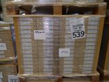 une pile de cartons munis d'étiquettes de prix dans un entrepôt