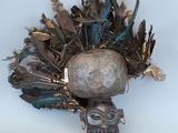 une image représentant un masque orné de plumes