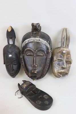Lot de quatre masques dont Yohouré, Dogon Mali, Toma guinée.