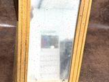 un vieux cadre en bois surmonté d'un miroir