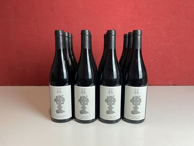 quatre bouteilles de vin sont alignées sur une table