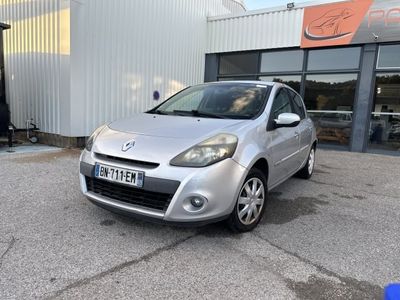 La petite voiture argentée est garée devant un immeuble.