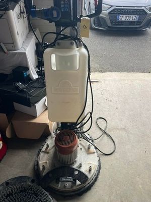 une photo d'une polisseuse de sol dans un garage