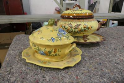 une théière jaune et sa soucoupe posées sur une table